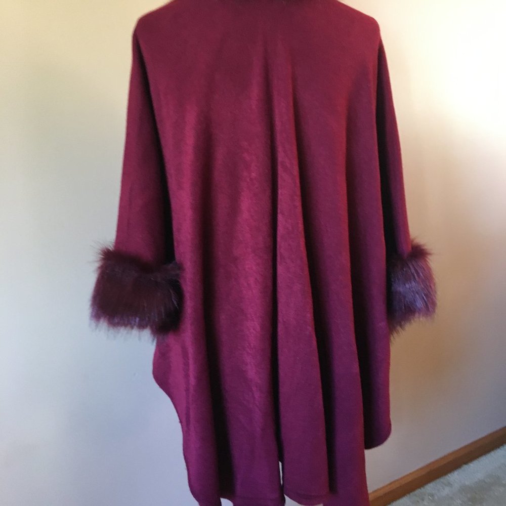 Knit Cape with Faux Fur Trim – One Size - Picture 2 of 6